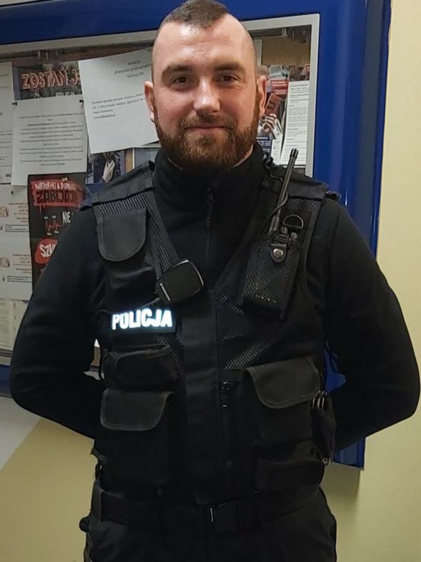 Policjant z Miastka uratował człowieka, który tonął w bagnie