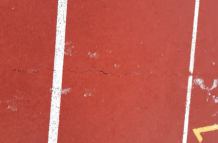 Nowo wybudowany stadion lekkoatletyczny w Bytowie zaczął pękać