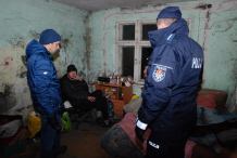 Pracownicy socjalni i policjanci liczyli osoby bezdomne w Człuchowie i w Chojnicach