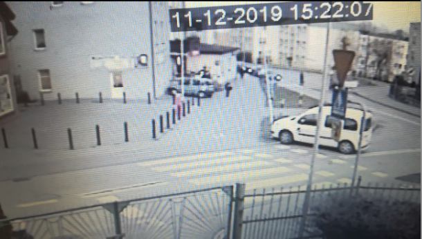Samochód uderzył w znak drogowy i odjechał. Domniemany sprawca zdarzenia był pijany (WIDEO)
