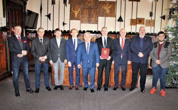W chojnickim ratuszu podpisano dziś (16.12) "Pakt na rzecz rozwoju chojnickiej kolei"