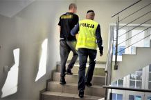 Policja w Bytowie zatrzymała awanturującego się 23-latka. W domu mężczyzny znaleziono narkotyki