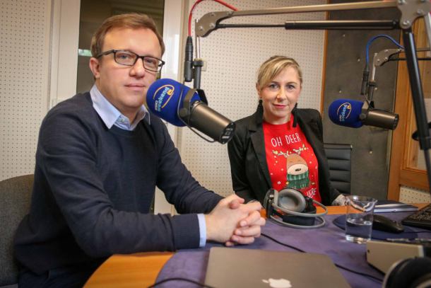 Monika Garstecka-Niemczyk z TPH w Chojnicach i red. naczelny Weekend FM zachęcają do udziału w aukcji świątecznych stroików
