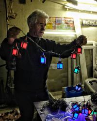 Od 30 lat dom pana Kazimierza z Chojnic rozświetlają tysiące lampek. "Zrobiłem to dla dzieci na święta. I tak już zostało"
