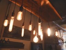 Czy lampy loftowe i industrialne różnią się od siebie? Poradnik dla posiadaczy nowoczesnych wnętrz