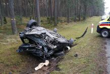 Poślizg, zderzenie i dachowanie. Wypadek na "berlince" niedaleko Gutowca w gminie Czersk
