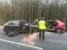 Zderzenie audi i skody na drodze wojewódzkiej 235 w powiecie kościerskim