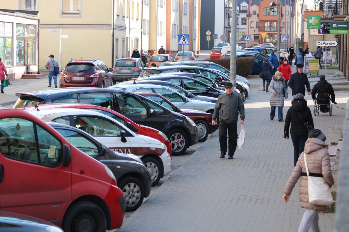 Część radnych proponuje rozwiązania, które mają pomóc rozładować tłok na parkingach w Człuchowie