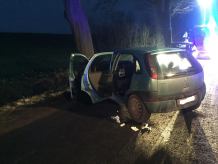 Opel corsa uderzył w drzewo - wypadek między Sępólnem Krajeńskim a Tucholą