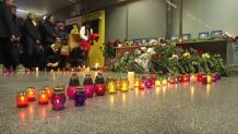 Żałoba narodowa na Ukrainie po katastrofie samolotu w Iranie. Znicze i kwiaty na lotnisku w Kijowie