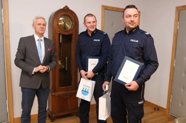 Burmistrz Czerska uhonorował policjantów, którzy ratowali poszkodowanych w pożarze hospicjum