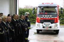 "Volvo błyszczy nowiuteńkie, aż do akcji rwie się serce". Druhowie z OSP w Bińczu śpiewająco przywitali nowy wóz bojowy (FOTO)