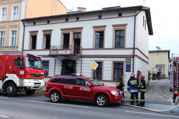 Pożar w kamienicy na ulicy Piłsudskiego w Chojnicach. Na szczęście bez ofiar