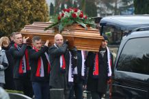 "Dziękujemy Tobie, Zbyszku". Tłumy pożegnały Zbigniewa Wiśniewskiego, nestora Floriana Chojnice (FOTO)