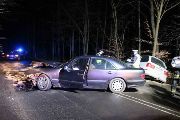 Wypadek w miejscowości Wolność, koło Chojnic. Jeden z kierowców zbiegł do lasu