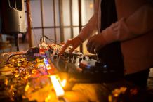 Zespół czy DJ &ndash; kogo bardziej opłaca się wybrać na zabawę weselną?