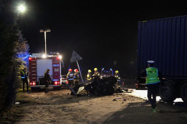 Tragiczny wypadek w Kaliszu, w powiecie kościerskim. Ciężarówka zderzyła się z osobówką. Nie żyją trzy młode osoby