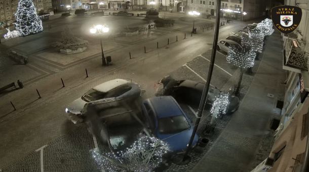 Kierowca, który uszkodził trzy auta na chojnickim rynku sam zgłosił się na policję. Dostał mandat i punkty karne (WIDEO)