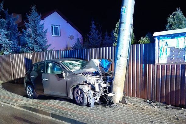 Pijany mieszkaniec gminy Przechlewo uciekał przed policją. Uderzył w przydrożny słup
