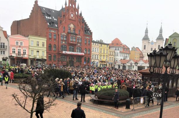 Setki chojniczan uwiecznionych na jednym zdjęciu. Fotografia trafi do "kapsuły czasu"