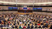 Europarlament przyjął umowę o brexicie. Deputowani odśpiewali W. Brytanii pożegnalną pieśń