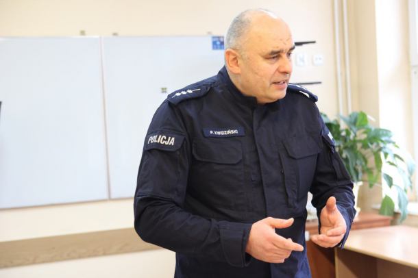 Policja w Kościerzynie przestrzega przez oszustem. Podaje się za pracownika spółdzielni i proponuje darmową naprawę okien