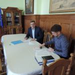 Burmistrz Człuchowa Ryszard Szybajło (z lewej) podpisał umowę z wykonawcą remontu ulicy Mieszka I w Człuchowie. fot. materiały prasowe