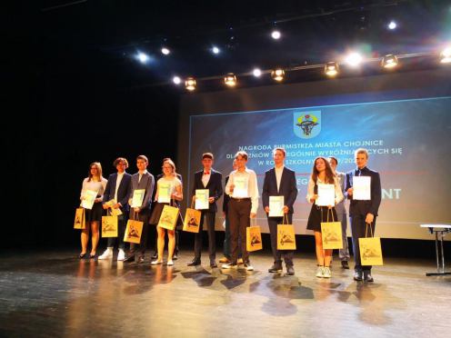Nagrody Burmistrza dla najlepszych uczni&oacute;w w roku szkolnym 2019/2020