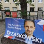 Bezpośrednio przed niektórymi lokalami wyborczymi w Chojnicach pojawiły się banery jednego z kandydatów. Słuchacze pytają, czy to legalne? Wyjaśnia to policja.