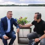 Burmistrz Człuchowa Ryszard Szybajło i reporter Weekend FM Wojciech Piepiorka