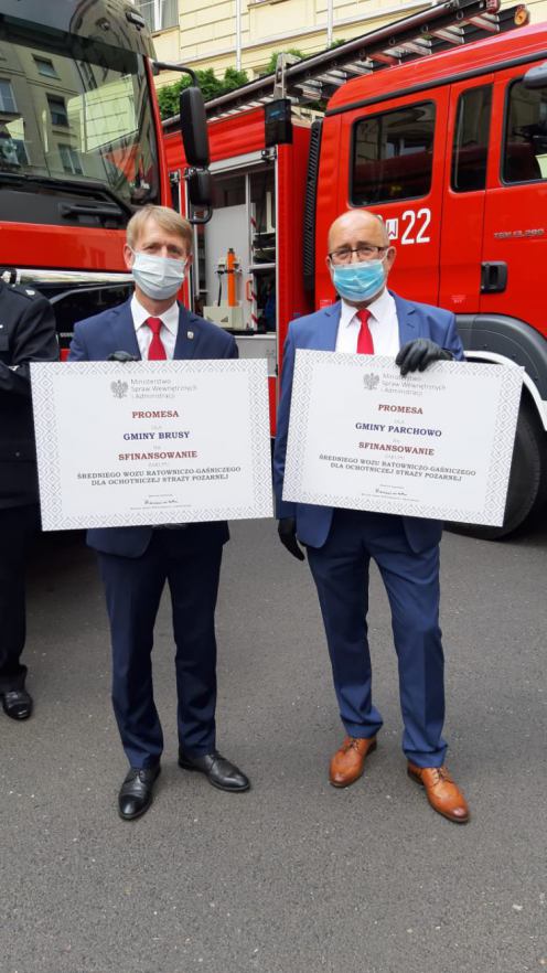 W&oacute;z dla strażak&oacute;w z OSP Parchowo za frekwencję wyborczą. Jest promesa