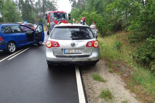 Kolizja na drodze wojew&oacute;dzkiej 235 Chojnice-Brusy. Zderzyły się dwa samochody osobowe