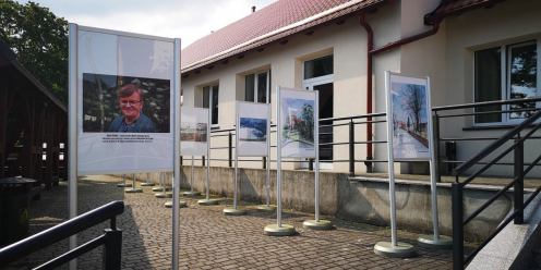 Gminne Centrum Kultury i Biblioteka w Ugoszczy z wystawą miejscowej malarki wyszły na zewnątrz