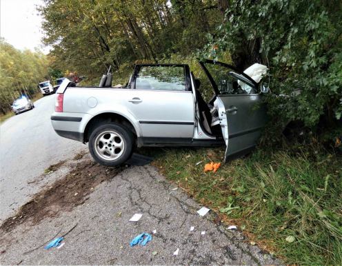 Na drodze Nowy Barkoczyn- Będomin vw passat uderzył w drzewo