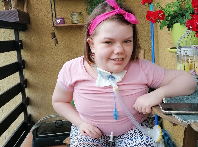 Chora 12-letnia Amelka z Więcborka apeluje o pomoc w zakupie nowego mieszkania dostosowanego do jej potrzeb