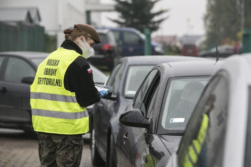 Pomorscy "terytorialsi" pełnią służbę w chojnickim punkcie drive thru