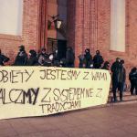Przed wejściem do Bazyliki Mniejszej w Chojnicach ustawiła się grupa mężczyzn z banerem. fot. A. Jażdżejewski/Weekend FM
