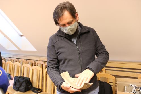 "To jest oczywiście unikalna sprawa". Odkrycia archeologiczne w okolicach jeziora Ostrowite. Badania na wyspie będą kontynuowane (FOTO)