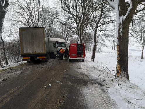 Kolizja z udziałem samochodu ciężarowego w powiecie kościerskim. Utrudnienia w ruchu