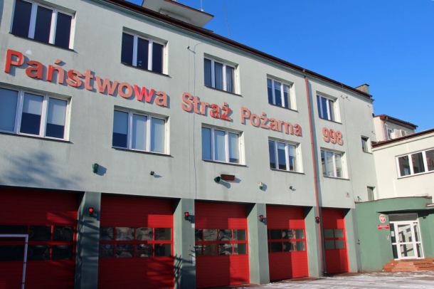 Pożar budynków przy linii kolejowej w miejscowości Sarnowy w powiecie kościerskim. Straty wstępnie oszacowano na 50 tys. złotych