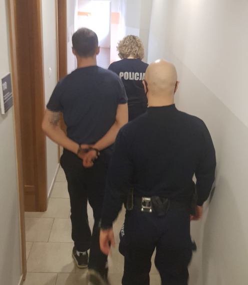 Kradli paliwo na stacjach i odjeżdżali, nie płacąc. Policjanci w Chojnicach zatrzymali dw&oacute;ch mężczyzn