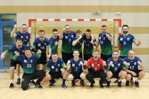 Z dedykacją dla Piotra Frycy. MKS Handball Czersk odni&oacute;sł wysokie zwycięstwo w ostatnim w tym sezonie meczu u siebie (FOTO)