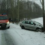 W miejscowości Złotowo samochód uderzył w drzewo. fot. KP PSP Chojnice