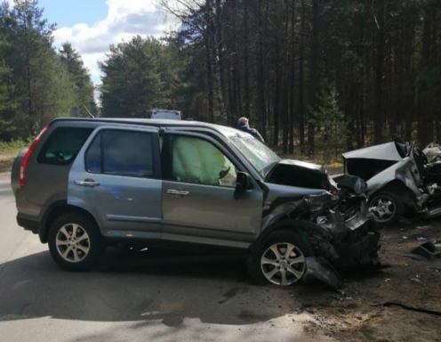 "Na łuku drogi stracił panowanie nad pojazdem". Nie żyje 22-letni mężczyzna. Tragiczny wypadek koło Kościerzyny