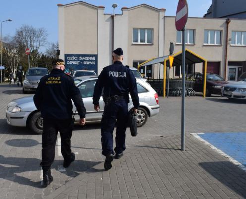 Chojnice: policja kontroluje przestrzeganie obostrzeń i nakłada kary: 130 mandat&oacute;w w ciągu ostatnich dni