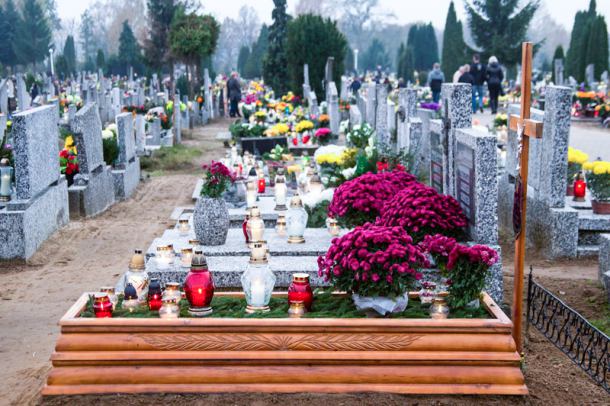 Będzie zmiana organizacji ruchu przy cmentarzach w Debrznie i Przechlewie