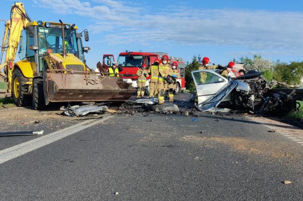 Na drodze nr 240 Chojnice - Tuchola samochód zderzył się z koparko-ładowarką. Jedna osoba nie żyje, kolejna jest ranna