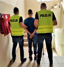 Transakcja narkotykowa udaremniona przez policjanta po służbie. Dwaj mężczyźni w rękach policji