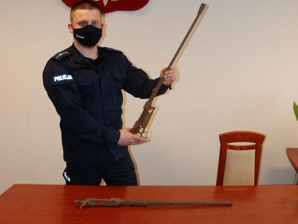Ksiądz z Dębnicy pod Człuchowem przyniósł na policję dwa zabytkowe karabiny. Znaleziono je w czasie prac przy kościele