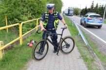 Zderzenie samochodu osobowego z rowerem w Kołdowie pod Człuchowem. Rowerzysta został ranny (FOTO)